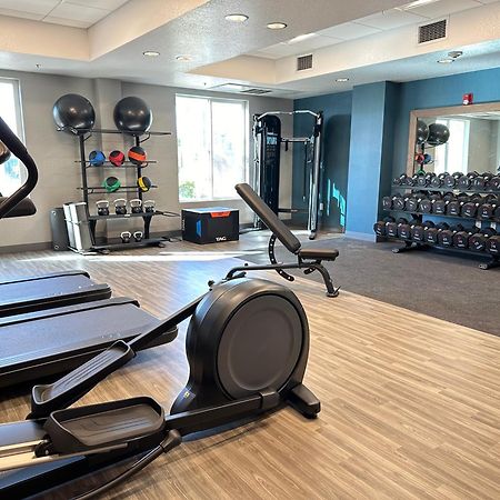 Hampton Inn & Suites Латроп Экстерьер фото