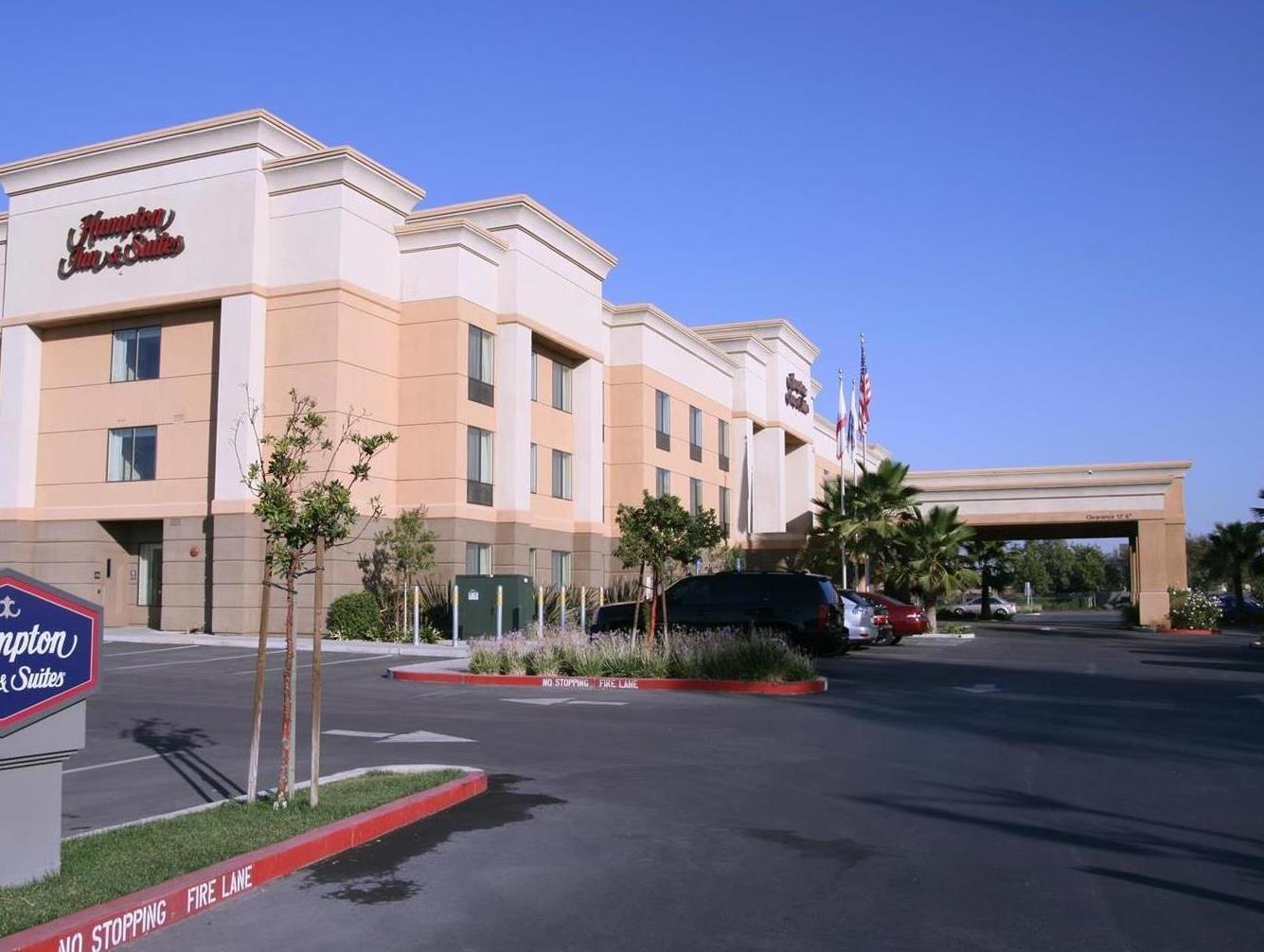 Hampton Inn & Suites Латроп Экстерьер фото