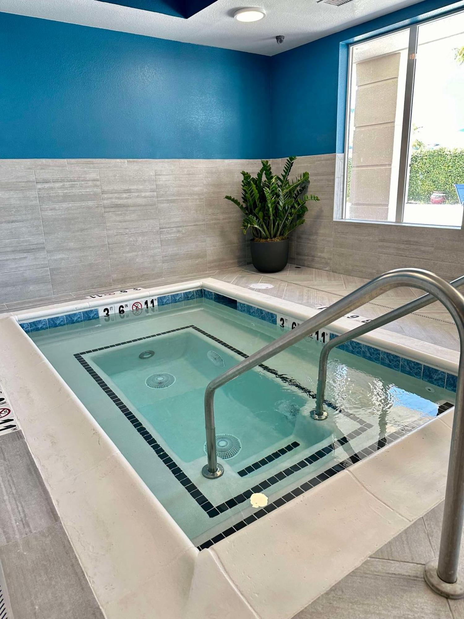 Hampton Inn & Suites Латроп Экстерьер фото