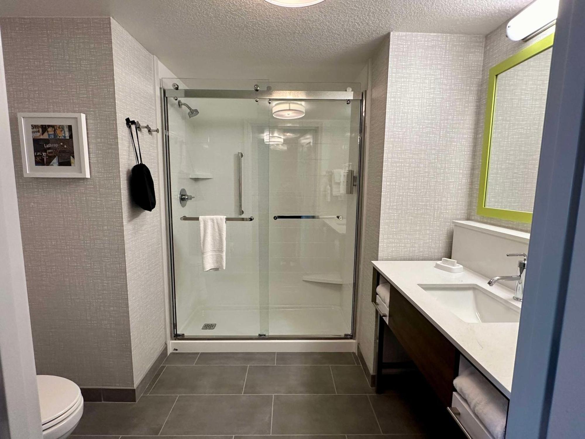 Hampton Inn & Suites Латроп Экстерьер фото