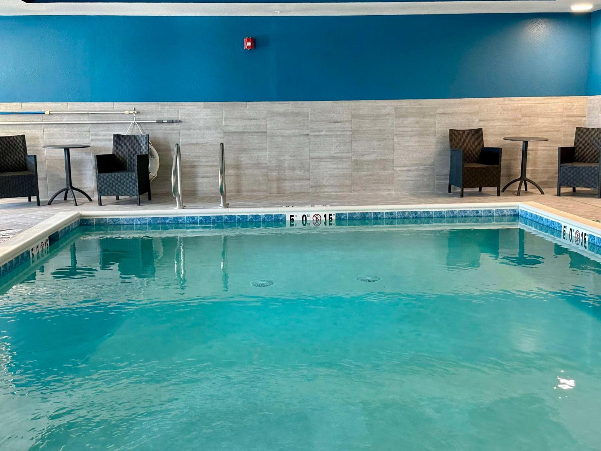 Hampton Inn & Suites Латроп Экстерьер фото