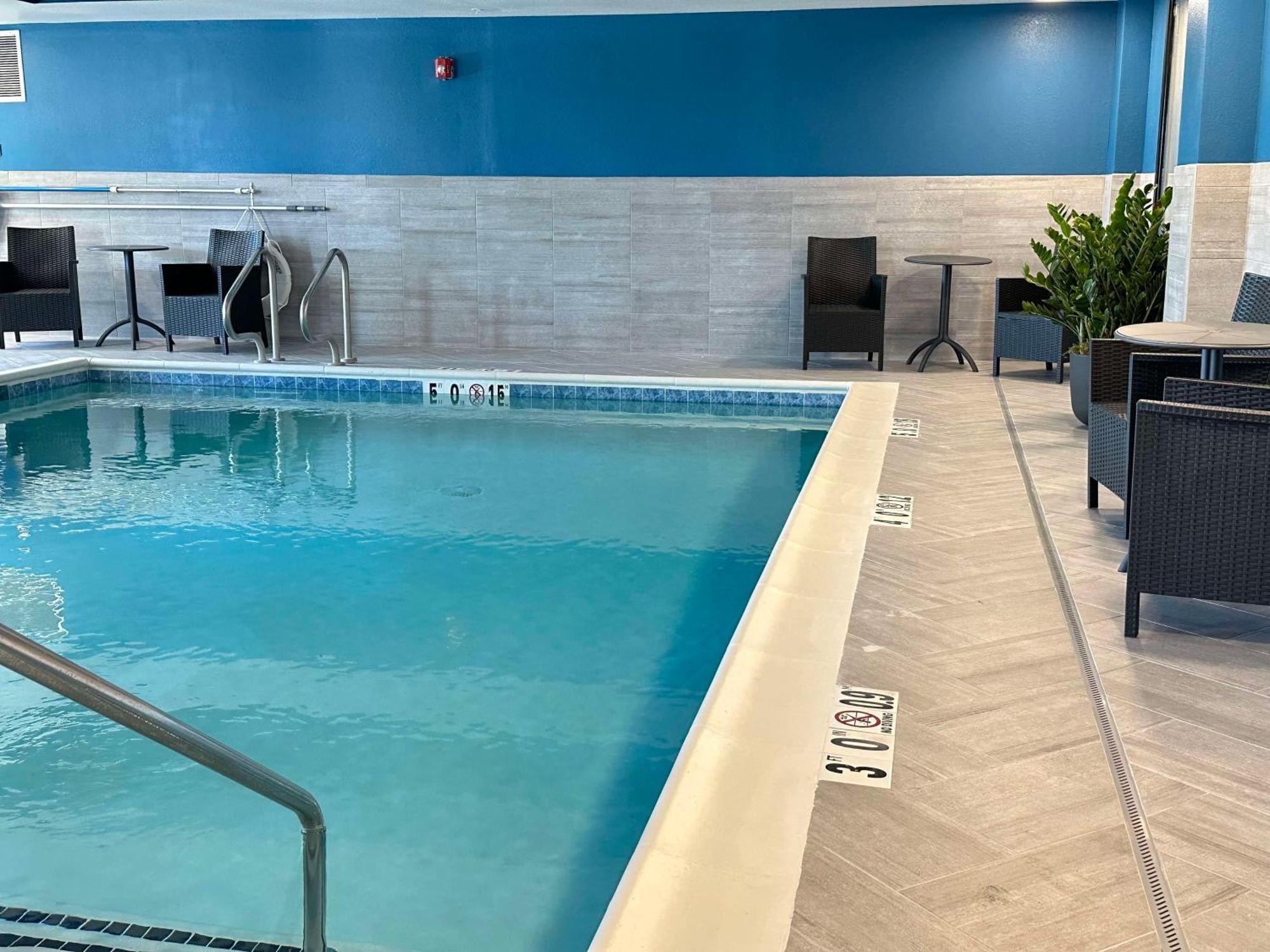 Hampton Inn & Suites Латроп Экстерьер фото