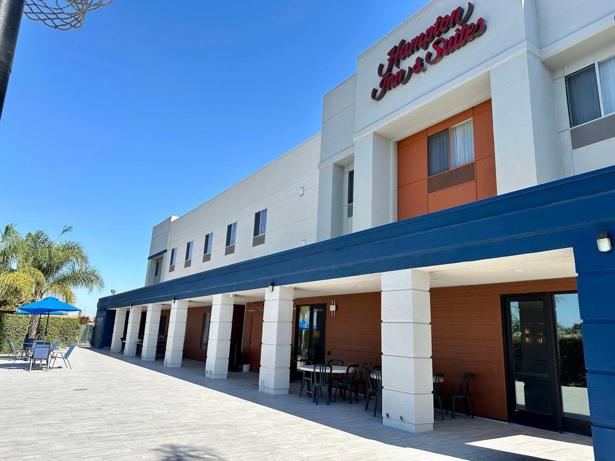 Hampton Inn & Suites Латроп Экстерьер фото