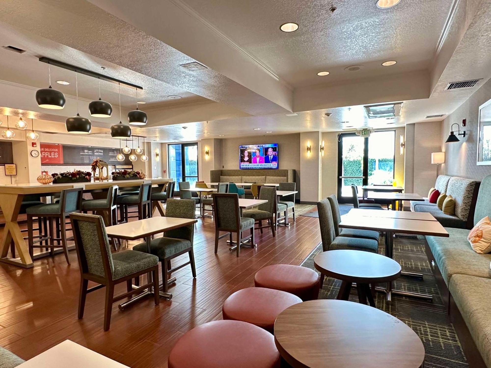 Hampton Inn & Suites Латроп Экстерьер фото