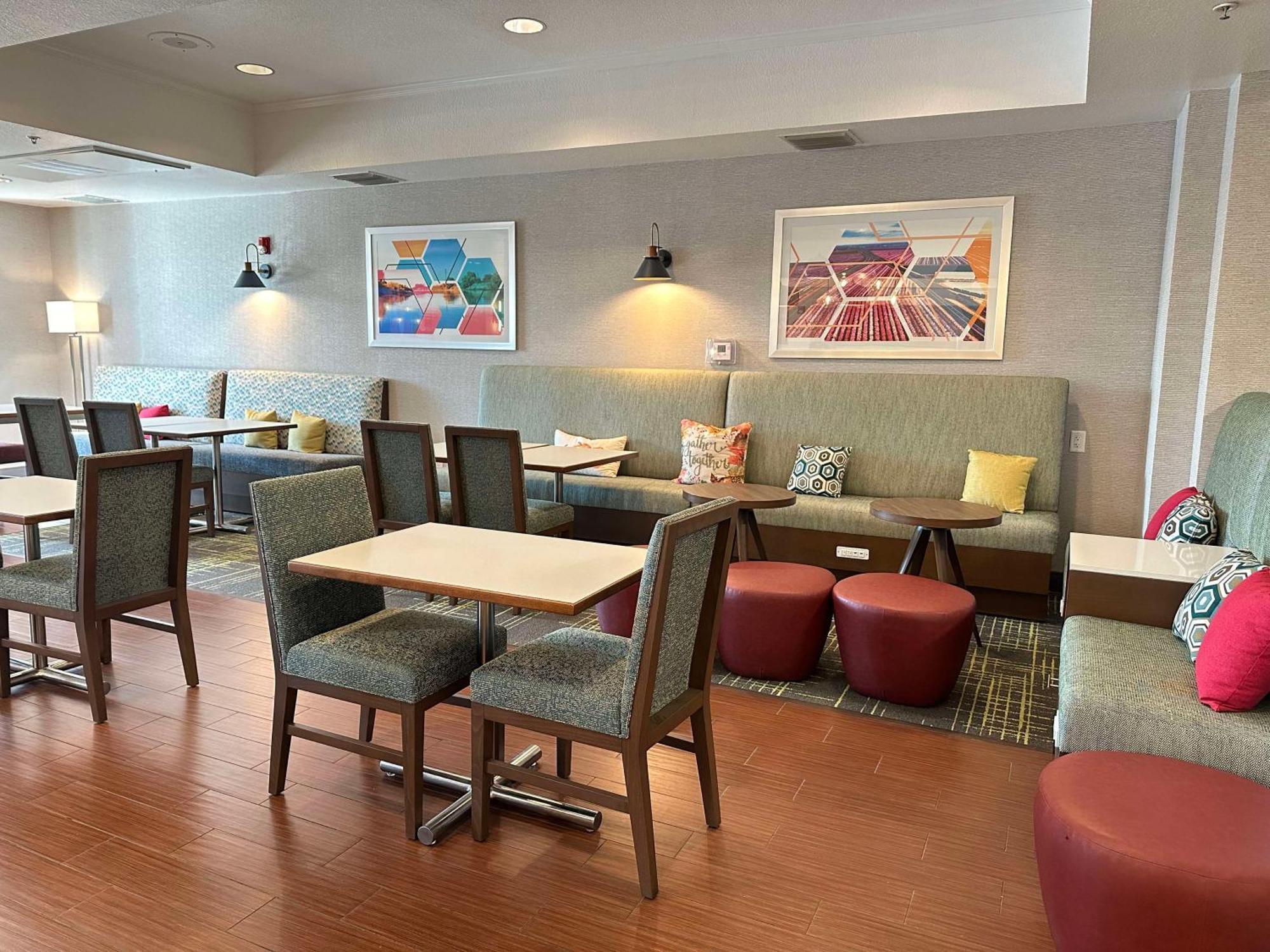 Hampton Inn & Suites Латроп Экстерьер фото