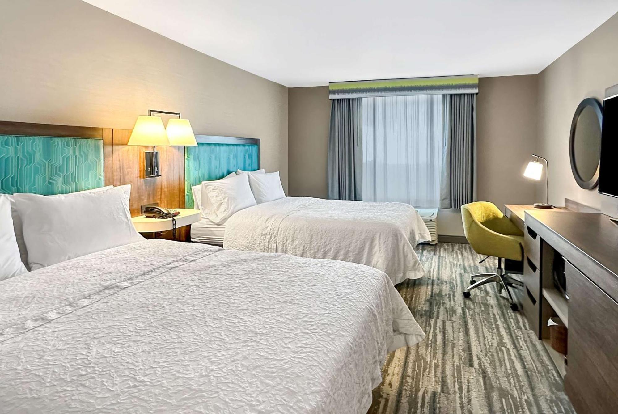Hampton Inn & Suites Латроп Экстерьер фото