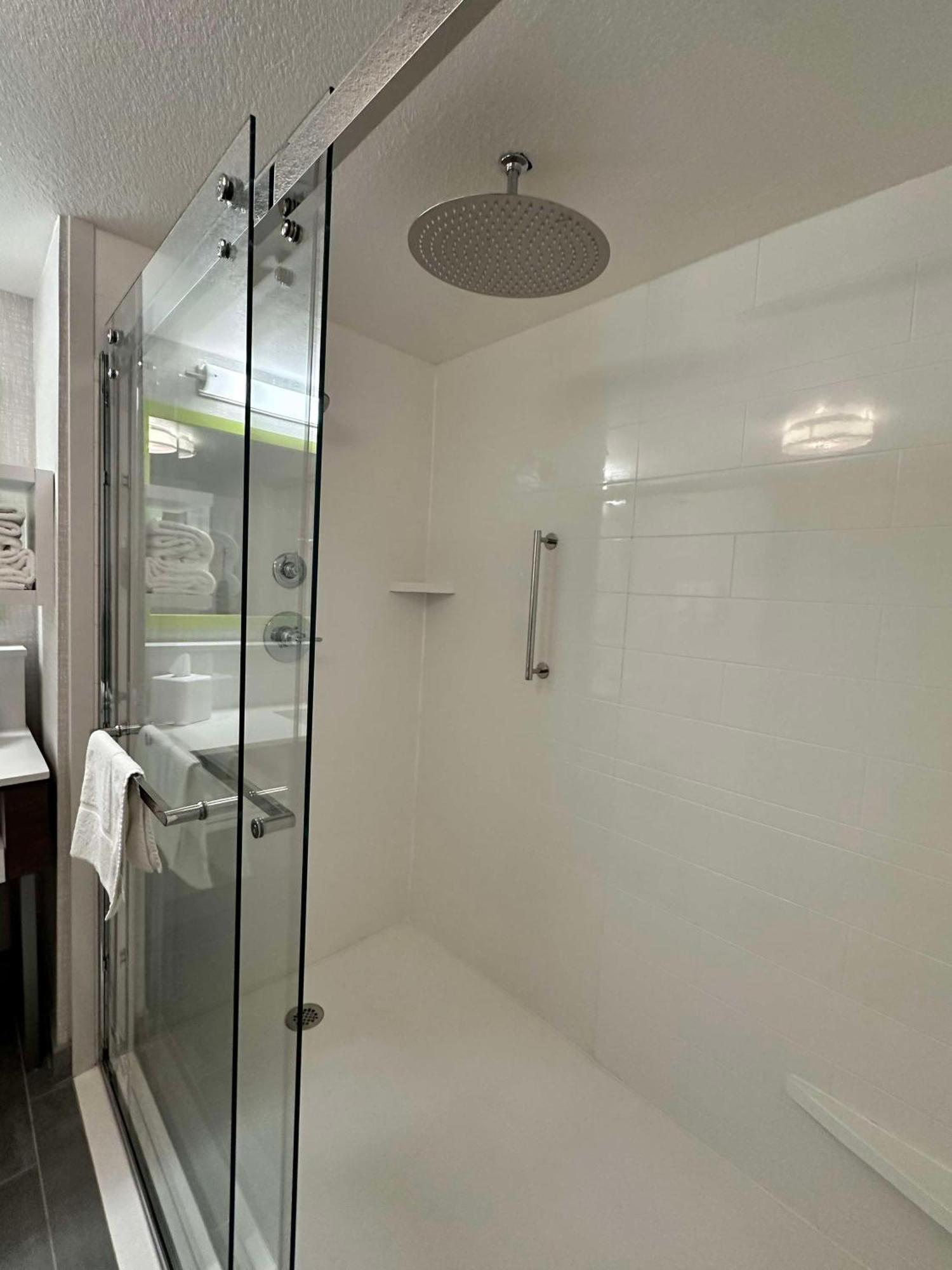 Hampton Inn & Suites Латроп Экстерьер фото