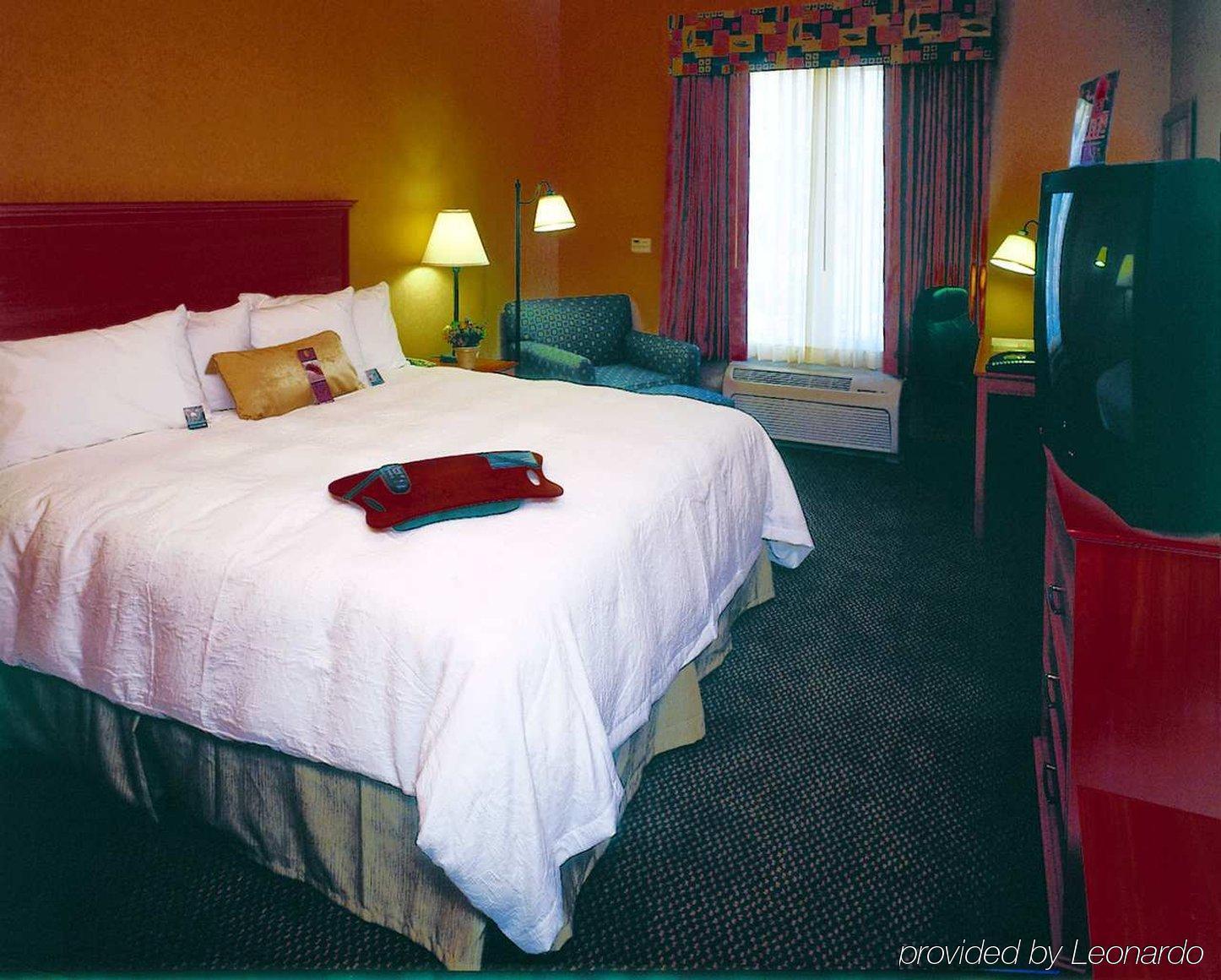 Hampton Inn & Suites Латроп Номер фото