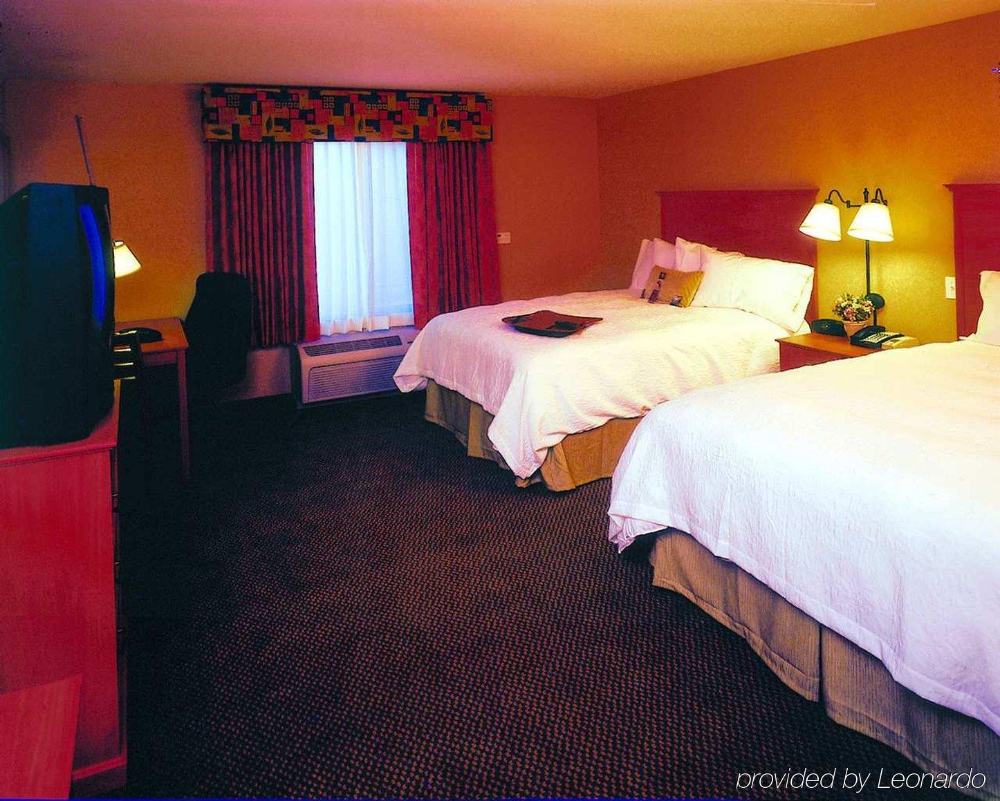 Hampton Inn & Suites Латроп Номер фото