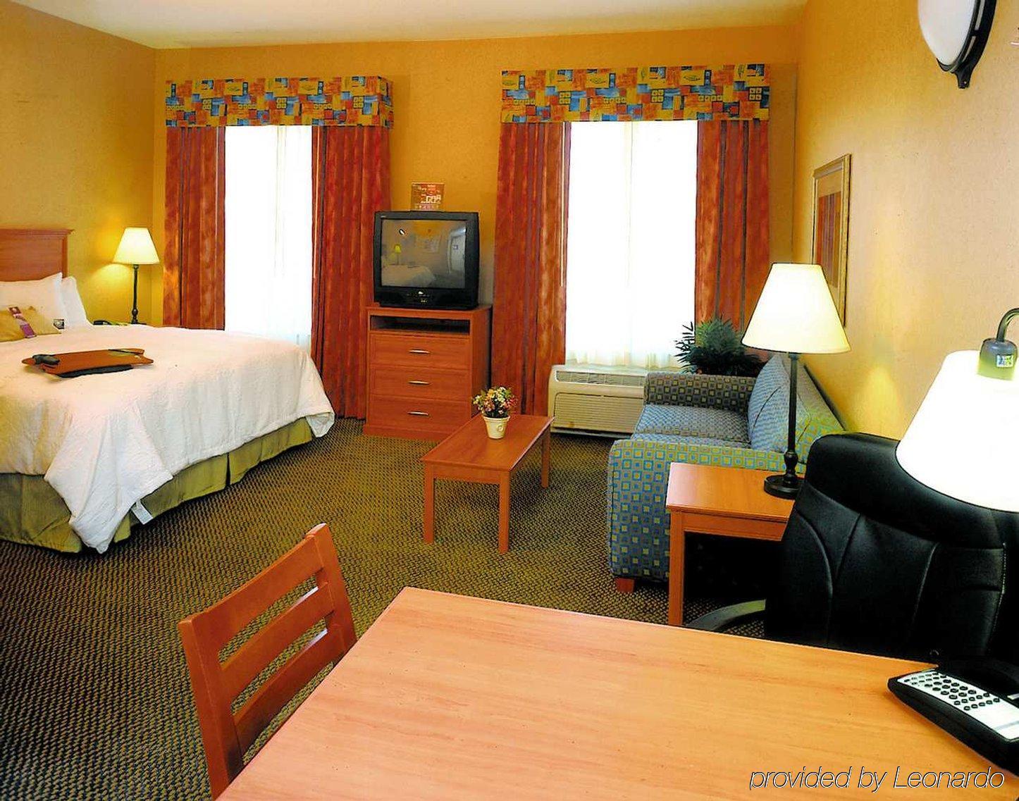 Hampton Inn & Suites Латроп Номер фото