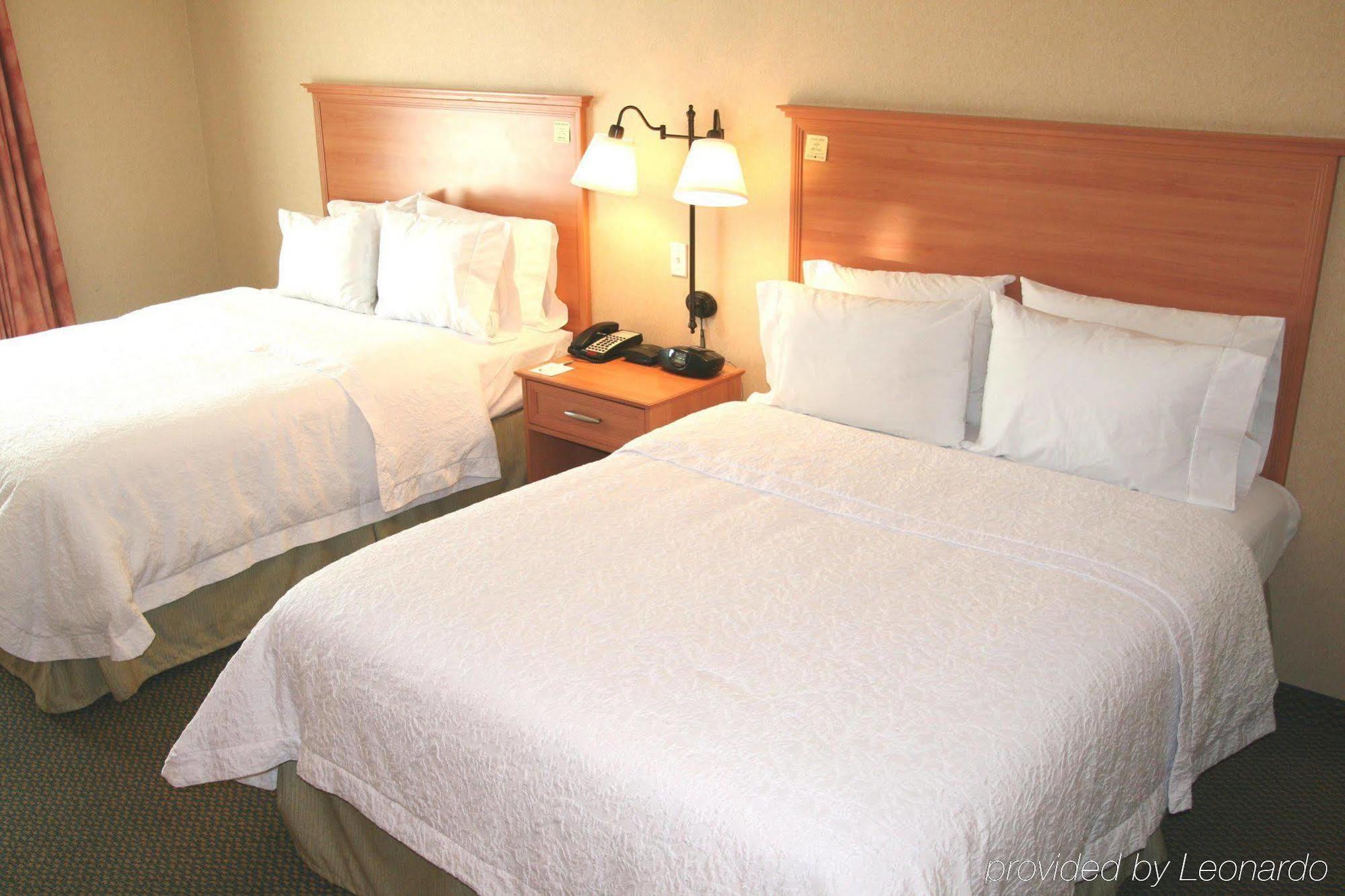 Hampton Inn & Suites Латроп Экстерьер фото