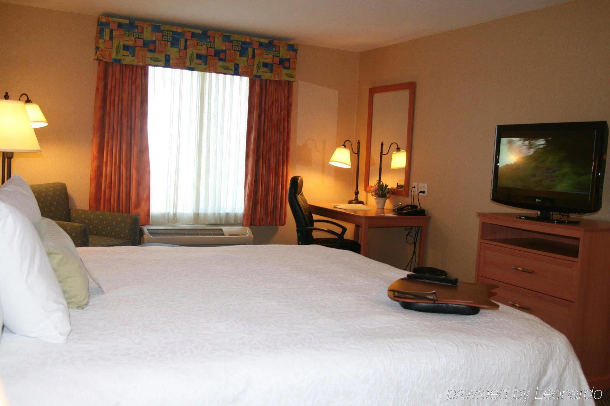 Hampton Inn & Suites Латроп Номер фото