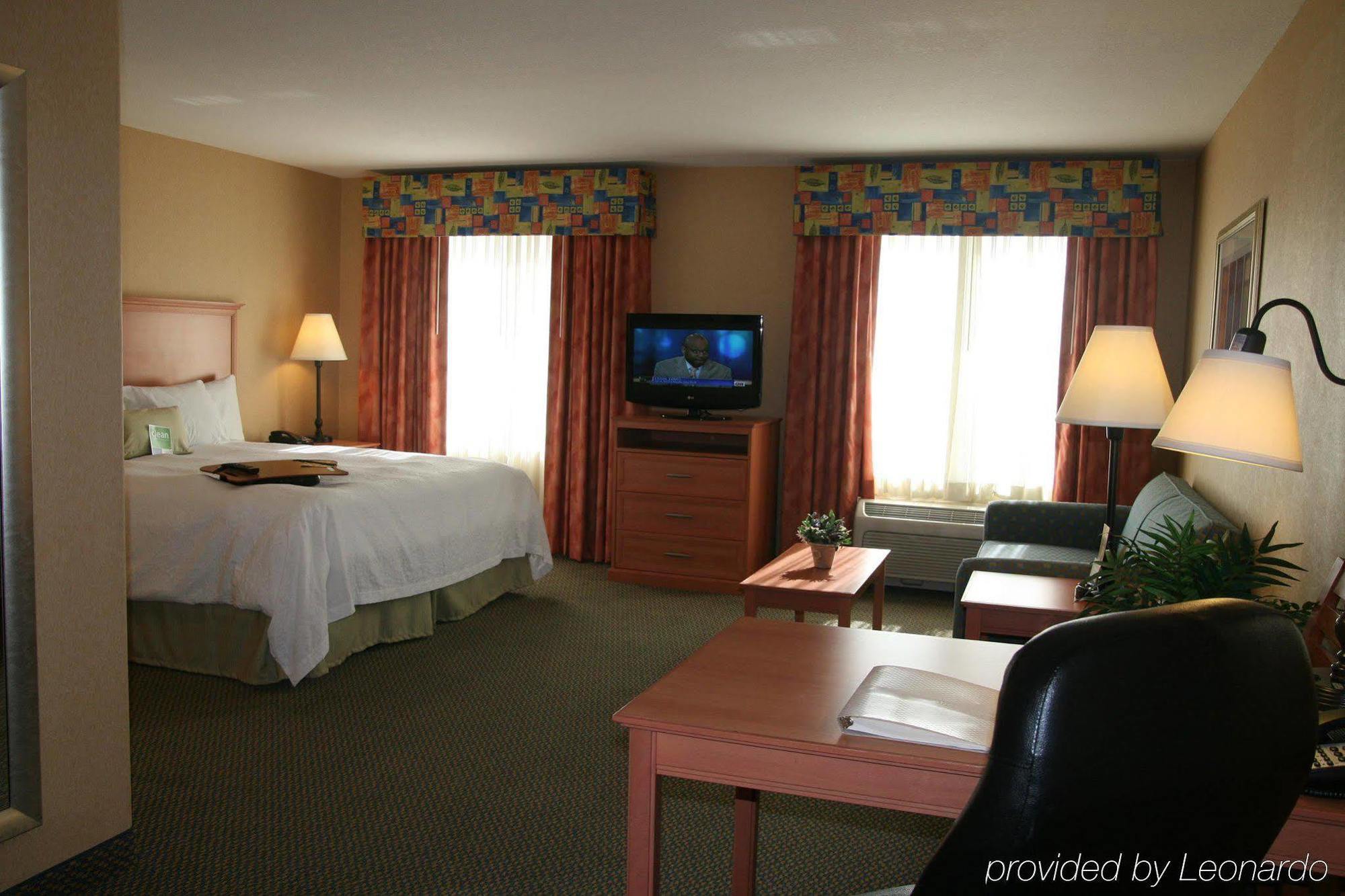 Hampton Inn & Suites Латроп Номер фото