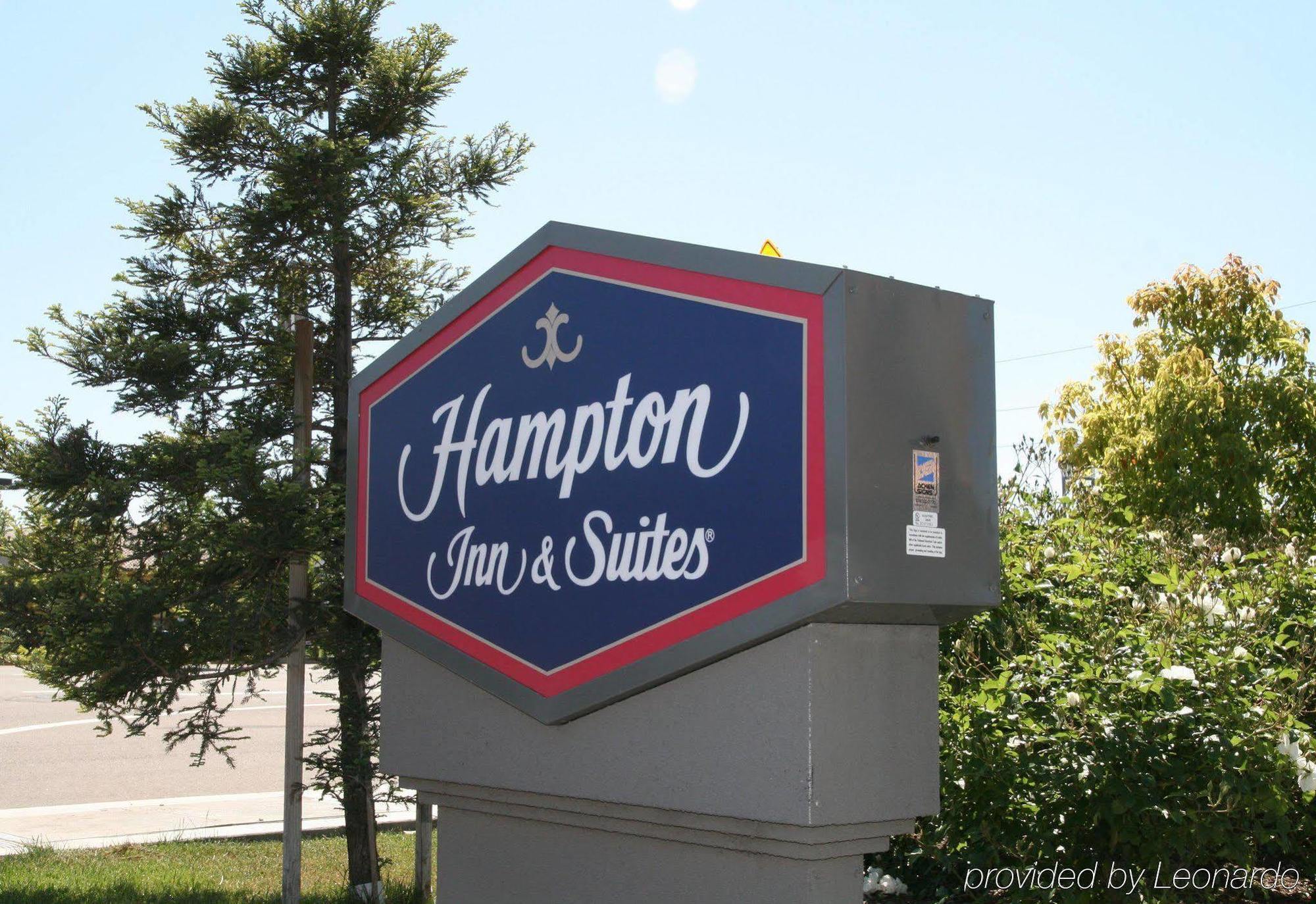 Hampton Inn & Suites Латроп Экстерьер фото