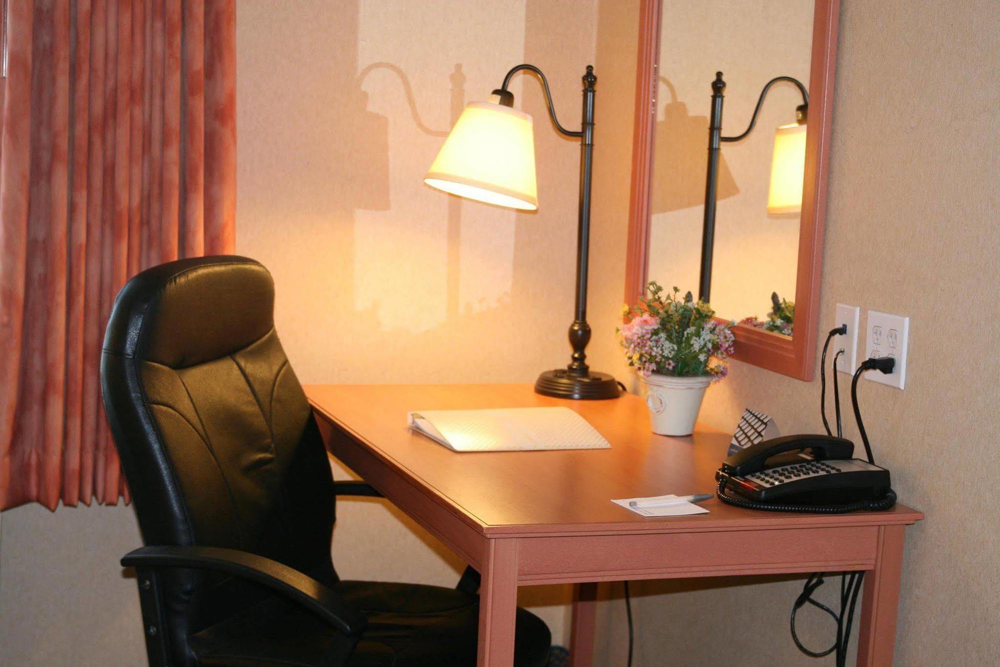 Hampton Inn & Suites Латроп Номер фото