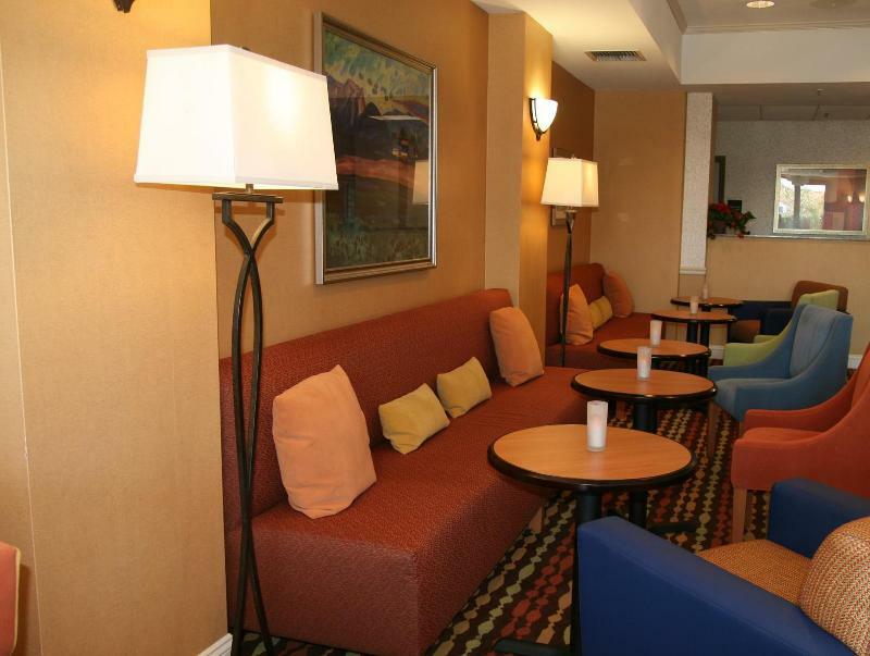 Hampton Inn & Suites Латроп Экстерьер фото